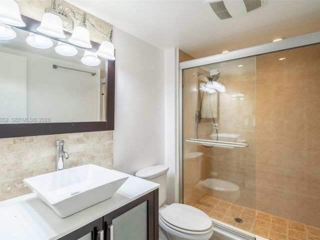 Продажа дома по адресу 20347 W Country Club Dr TH15 - фото 7528722