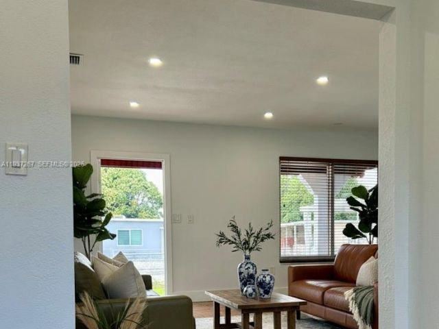 Продажа дома по адресу 231 SW 51st Pl - фото 6994855