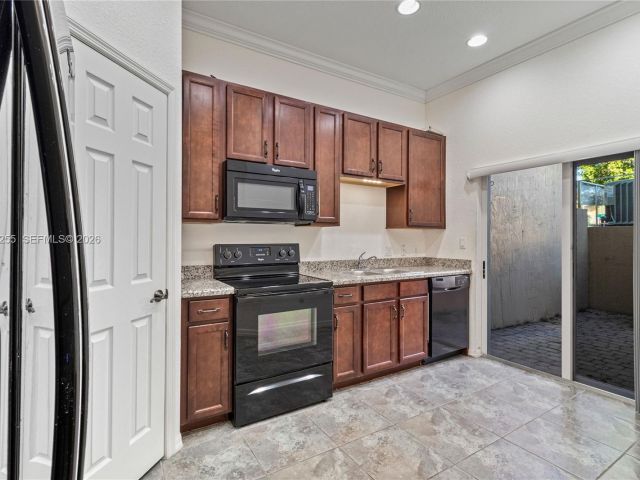 Дом в аренду по адресу 2332 SE 16th Pl 2332 - фото 7482827