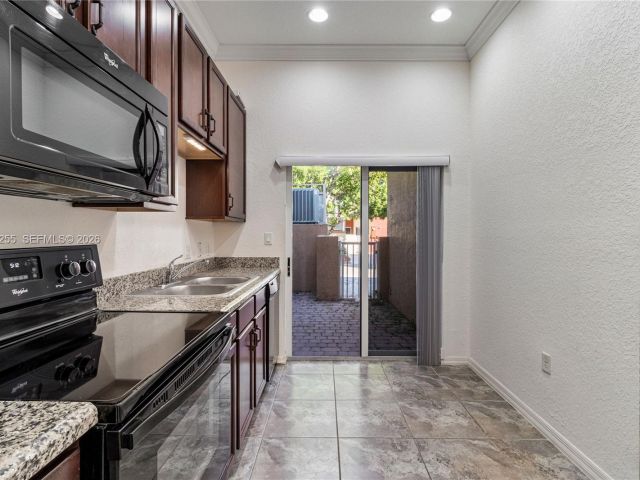 Дом в аренду по адресу 2332 SE 16th Pl 2332 - фото 7482829