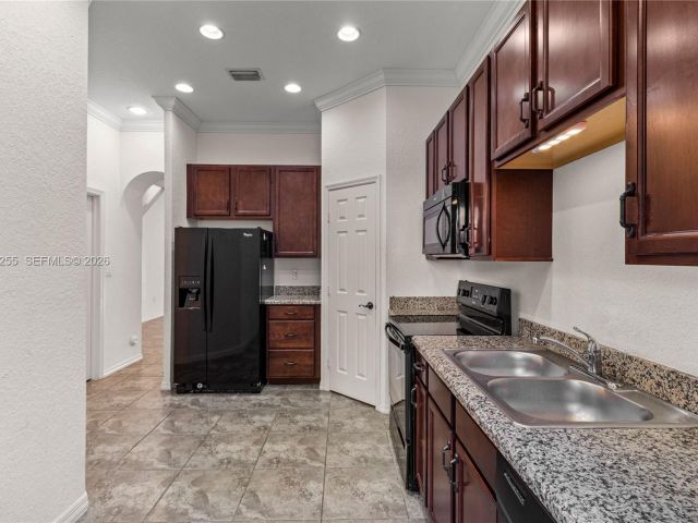 Дом в аренду по адресу 2332 SE 16th Pl 2332 - фото 7482830