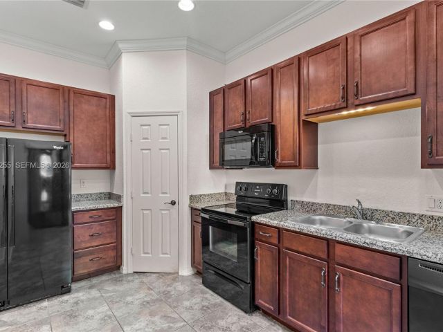 Дом в аренду по адресу 2332 SE 16th Pl 2332 - фото 7482832