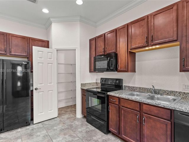 Дом в аренду по адресу 2332 SE 16th Pl 2332 - фото 7482833