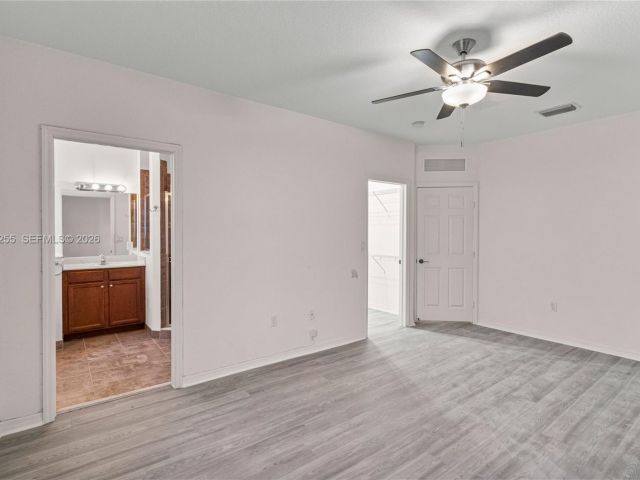 Дом в аренду по адресу 2332 SE 16th Pl 2332 - фото 7482839