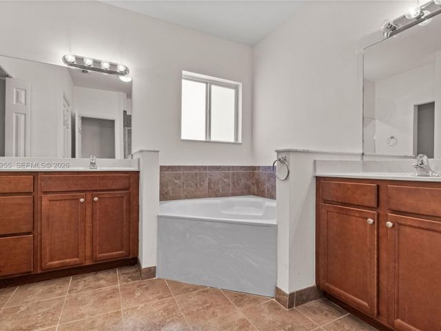 Дом в аренду по адресу 2332 SE 16th Pl 2332 - фото 7482841