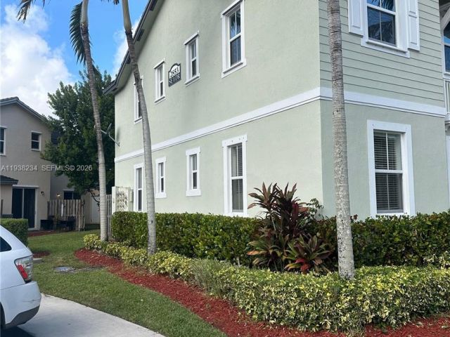 Дом в аренду по адресу 2853 SE 1st Dr 1 - фото 7472357