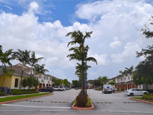 Дом в аренду по адресу 17343 NW 7th Ave 109 - фото 7480036