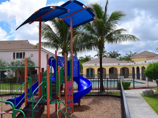 Дом в аренду по адресу 17343 NW 7th Ave 109 - фото 7480037