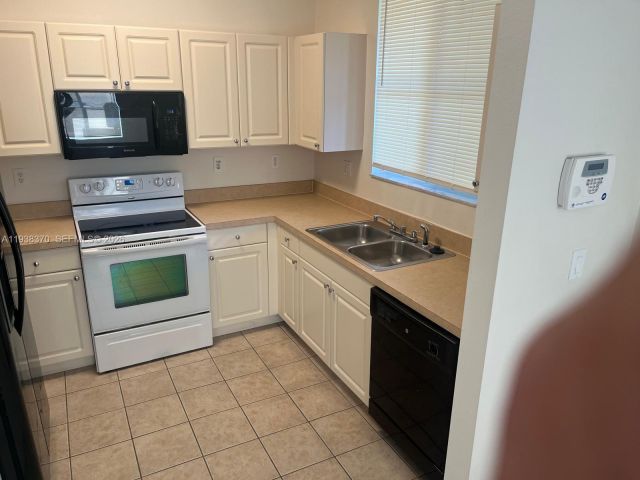 Дом в аренду по адресу 17343 NW 7th Ave 109 - фото 7480044