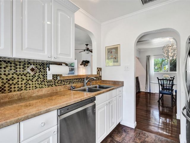 Продажа дома по адресу 1713 NW 8th Ave - фото 7441654