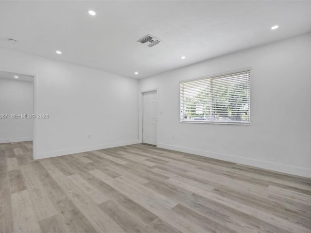 Продажа дома по адресу 1401 NE 152nd St - фото 6986392