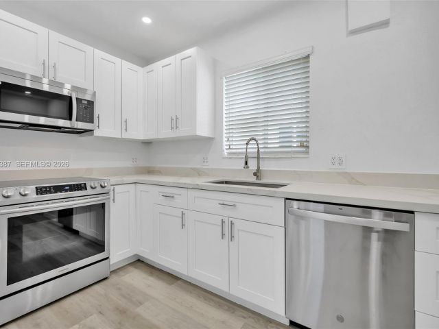 Продажа дома по адресу 1401 NE 152nd St - фото 6986397