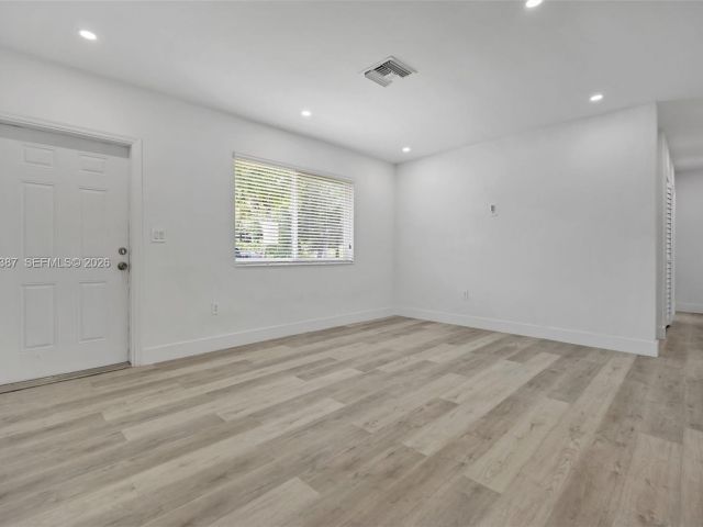 Продажа дома по адресу 1401 NE 152nd St - фото 6986401