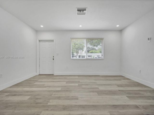 Продажа дома по адресу 1401 NE 152nd St - фото 6986403