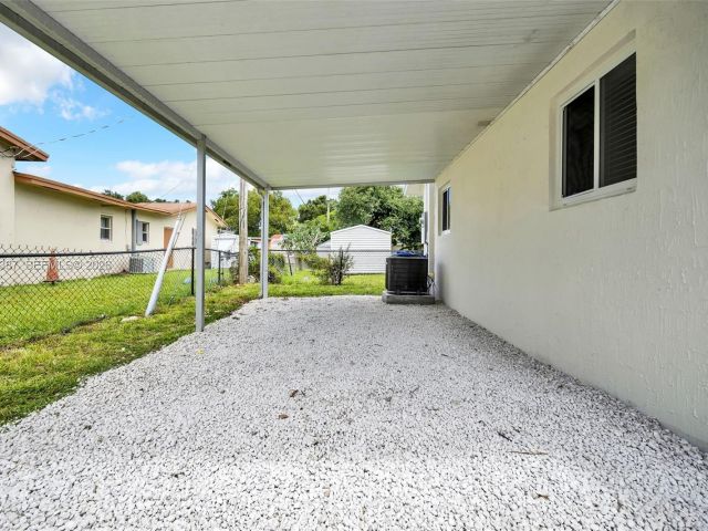 Продажа дома по адресу 1401 NE 152nd St - фото 6986405