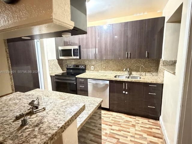 Дом в аренду по адресу 19130 NW 5th Pl 19130 - фото 7459012