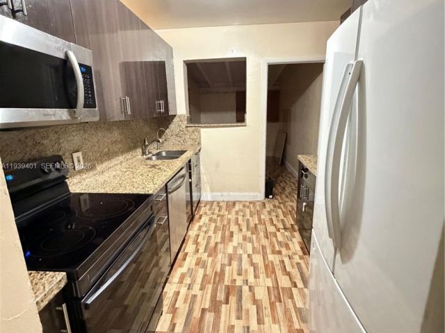 Дом в аренду по адресу 19130 NW 5th Pl 19130 - фото 7459015