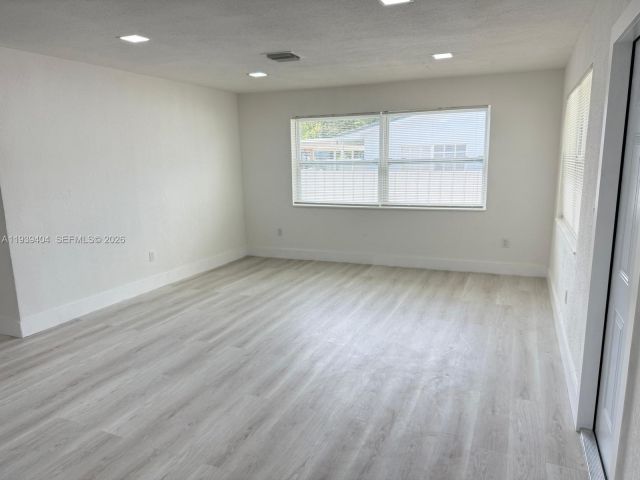 Продажа дома по адресу 2920 NW 64th St - фото 7522946