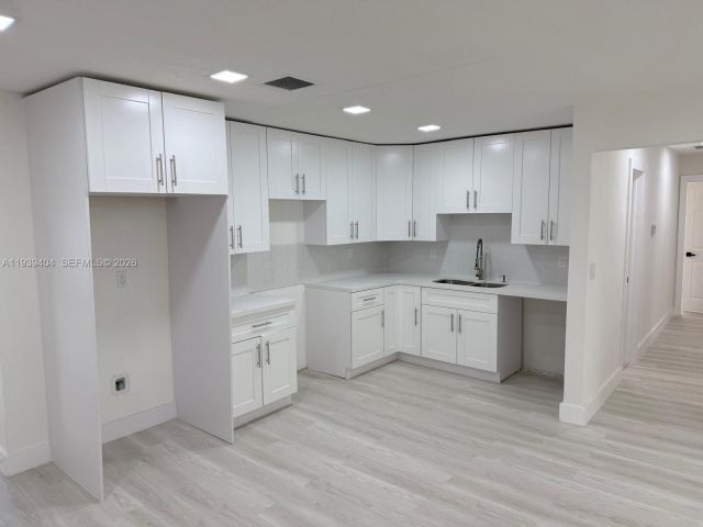 Продажа дома по адресу 2920 NW 64th St - фото 7522947
