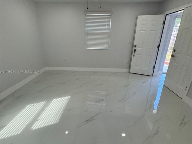 Продажа дома по адресу 1649 NE 30th Ct - фото 6997670