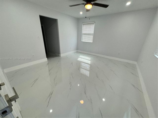 Продажа дома по адресу 1649 NE 30th Ct - фото 6997672