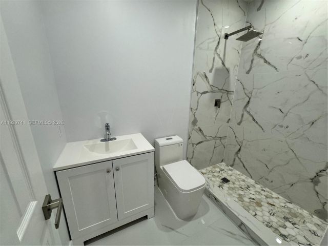 Продажа дома по адресу 1649 NE 30th Ct - фото 6997673