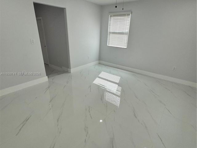 Продажа дома по адресу 1649 NE 30th Ct - фото 6997674