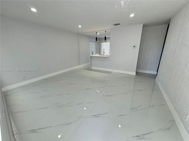 Продажа дома по адресу 1649 NE 30th Ct - фото 6997675