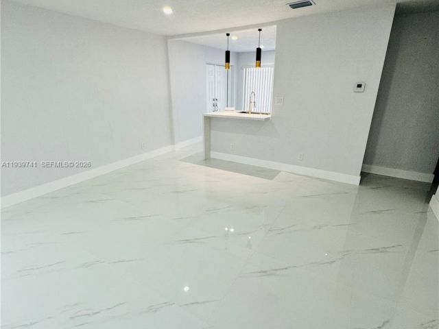 Продажа дома по адресу 1649 NE 30th Ct - фото 6997676