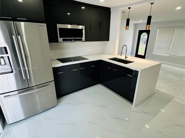 Продажа дома по адресу 1649 NE 30th Ct - фото 6997677