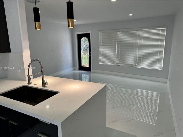 Продажа дома по адресу 1649 NE 30th Ct - фото 6997678