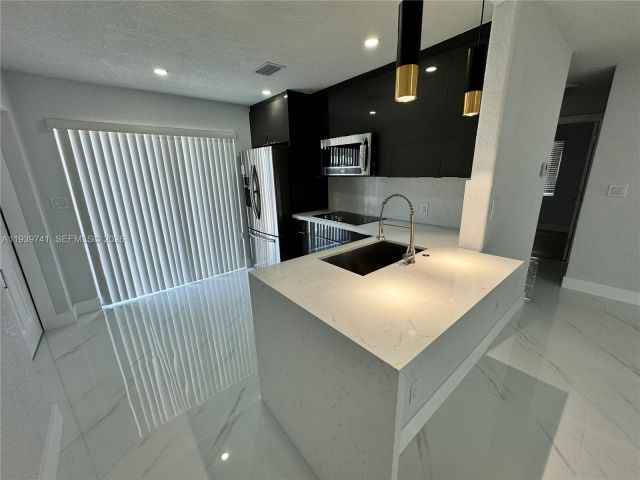 Продажа дома по адресу 1649 NE 30th Ct - фото 6997679