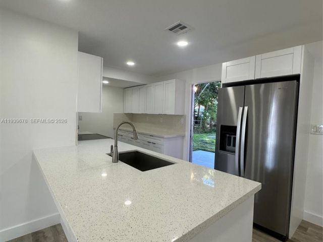 Продажа дома по адресу 1521 NE 43rd Ct - фото 6997614