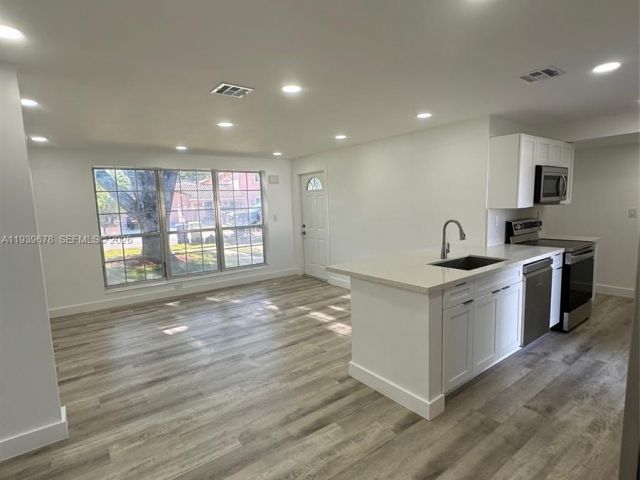 Продажа дома по адресу 1521 NE 43rd Ct - фото 6997616