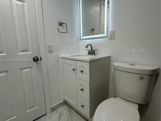 Продажа дома по адресу 1521 NE 43rd Ct - фото 6997622