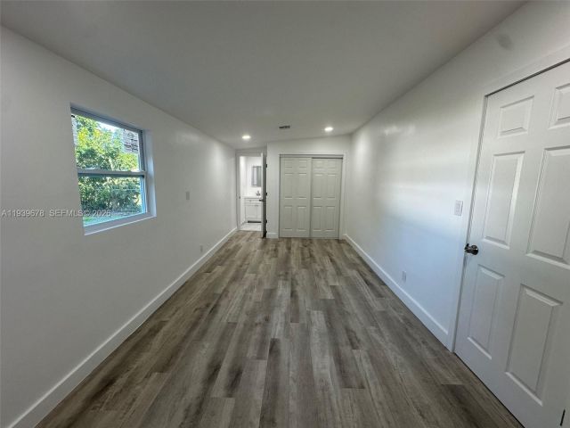 Продажа дома по адресу 1521 NE 43rd Ct - фото 6997626