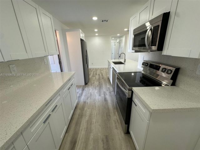 Продажа дома по адресу 1521 NE 43rd Ct - фото 6997630