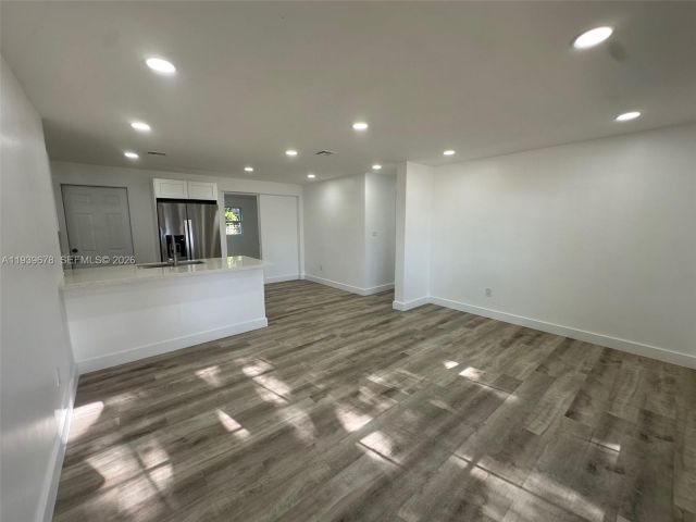 Продажа дома по адресу 1521 NE 43rd Ct - фото 6997635