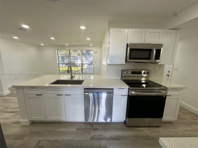 Продажа дома по адресу 1521 NE 43rd Ct - фото 6997637