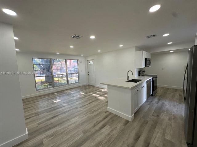 Продажа дома по адресу 1521 NE 43rd Ct - фото 6997639