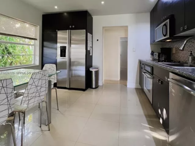 Дом в аренду по адресу 2539 Thomas St - фото 7022957