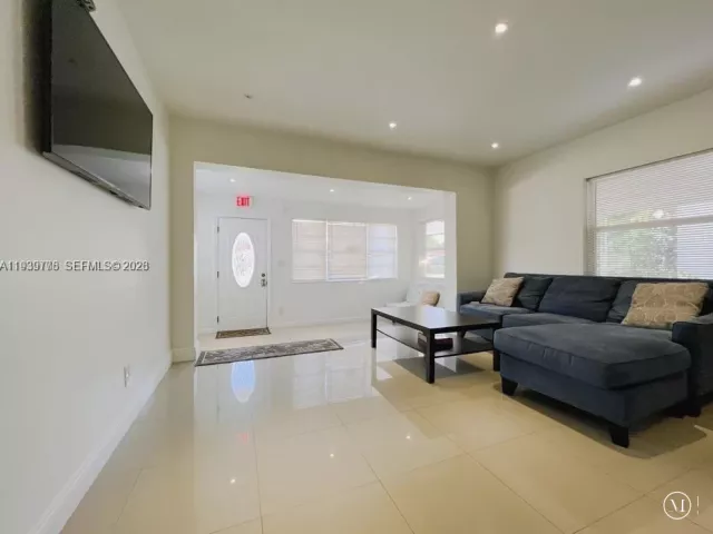 Дом в аренду по адресу 2539 Thomas St - фото 7022954