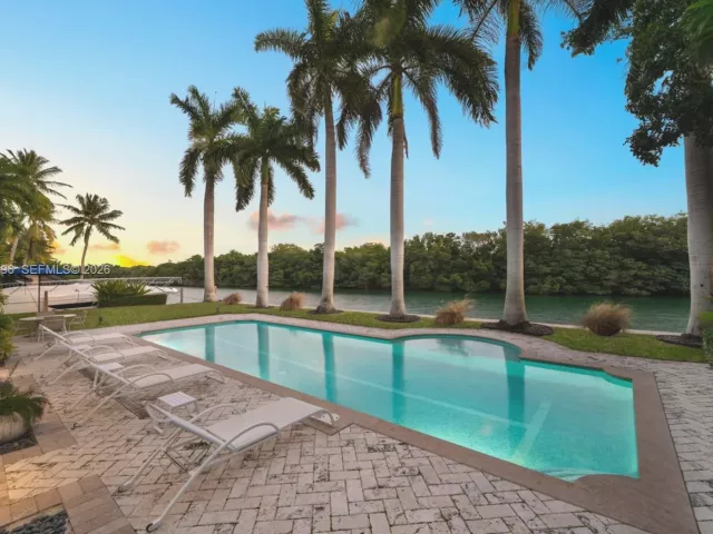 Продажа дома по адресу 100 Cape Florida Dr - фото 7003239