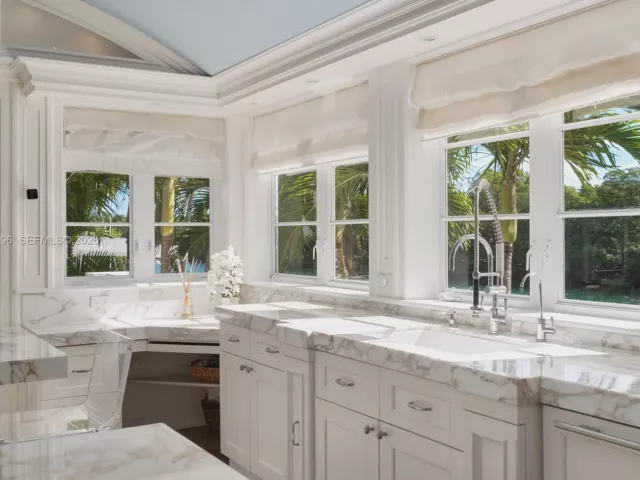 Продажа дома по адресу 100 Cape Florida Dr - фото 7003228