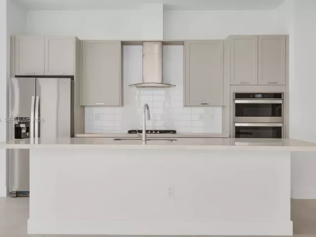 Дом в аренду по адресу 8037 NW 42nd St - фото 7001491