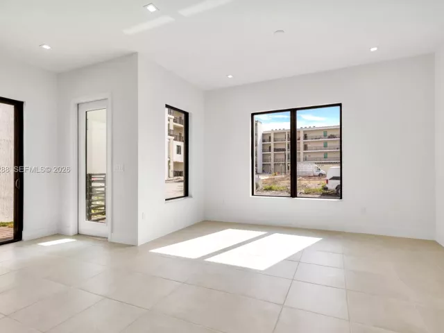 Дом в аренду по адресу 8037 NW 42nd St - фото 7001492