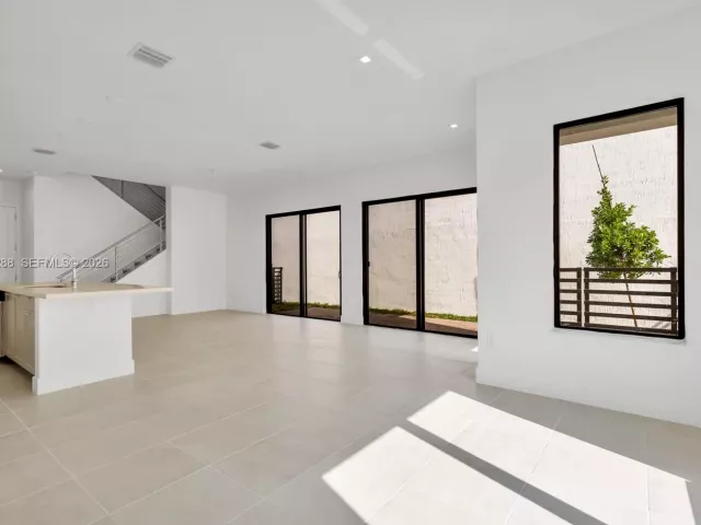 Дом в аренду по адресу 8037 NW 42nd St - фото 7001493