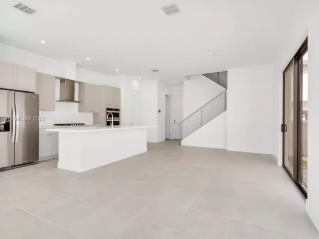 Дом в аренду по адресу 8037 NW 42nd St - фото 7001494