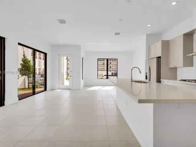 Дом в аренду по адресу 8037 NW 42nd St - фото 7001495