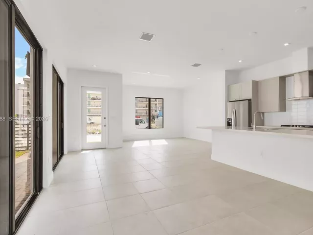 Дом в аренду по адресу 8037 NW 42nd St - фото 7001496